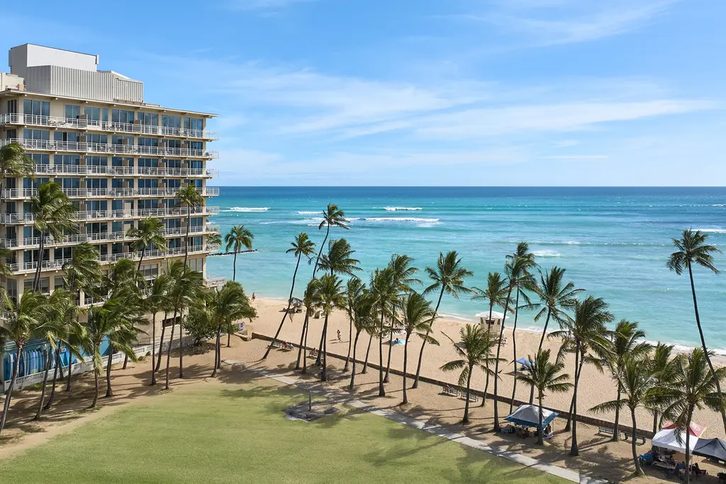 Kaimana Beach Hotel image 1